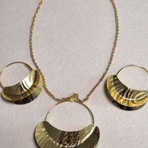 Elegant Gold Bracelet